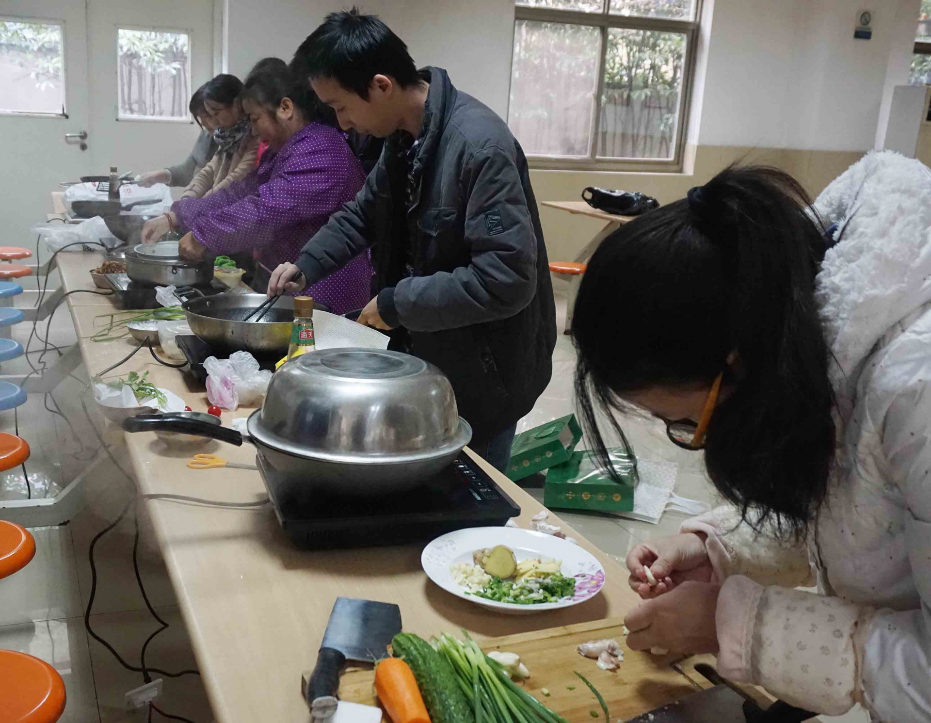 
                            魚火相逢，互展廚技，共烹友旺情！
